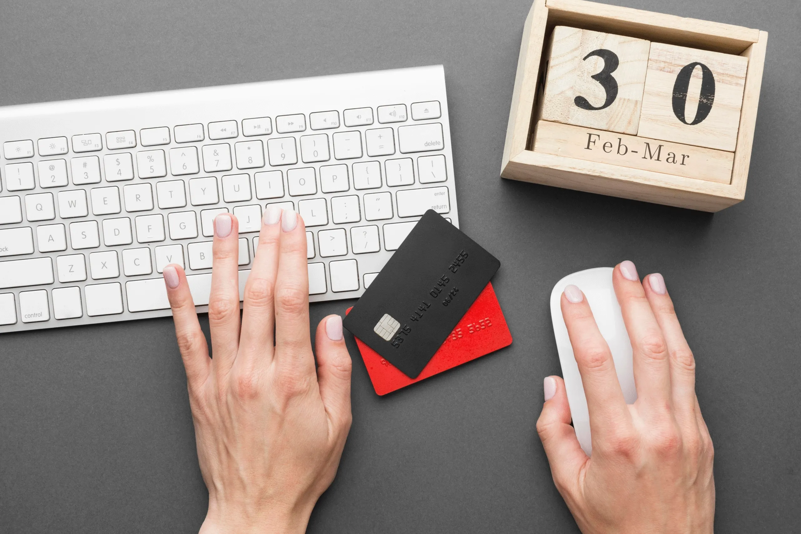 A credit card placed over a monthly calendar, representing the 30-day plan to build responsible habits with a credit card for beginners.