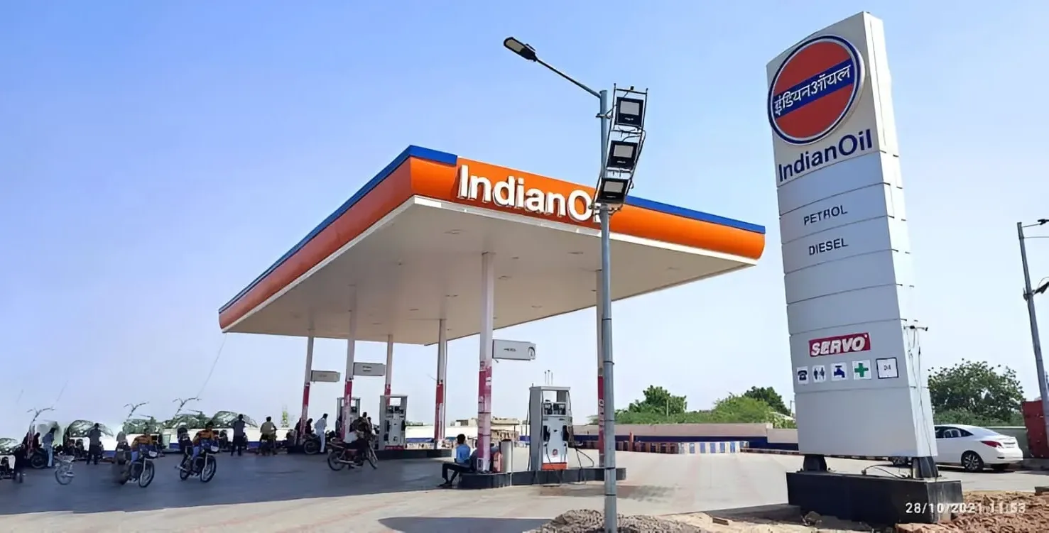 A customer refueling their vehicle at an IndianOil petrol pump, representing the savings available with the best IndianOil fuel credit cards in India.